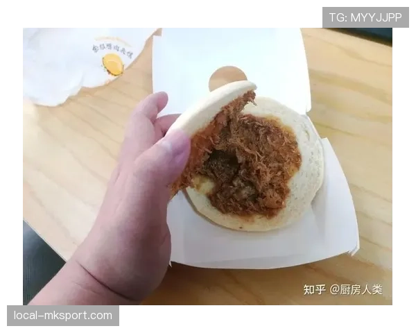 潘展乐赛场上一副冷面杀神，私下却被队友吐槽爱买最贵的零食，真是反差太大了！